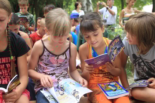 Ukraine Kids Interested In The King