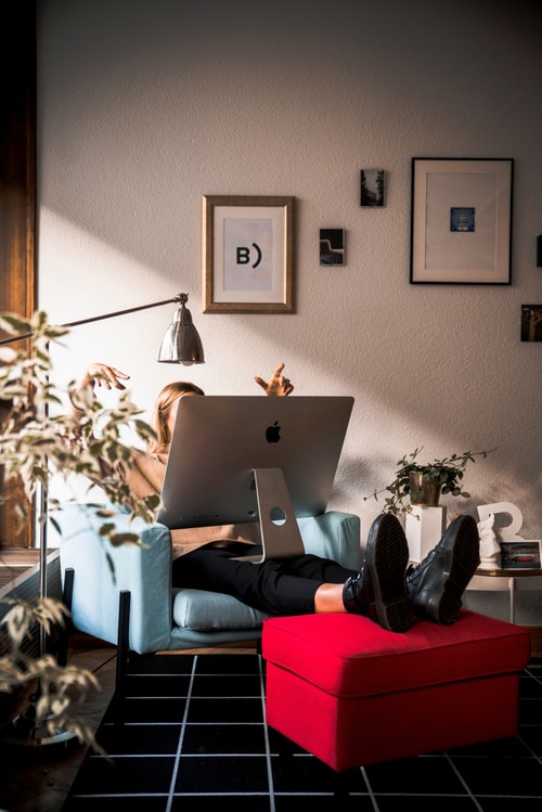 Women with iMac on lap