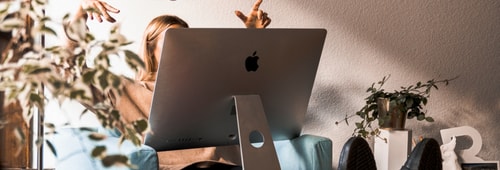 Women with iMac on lap