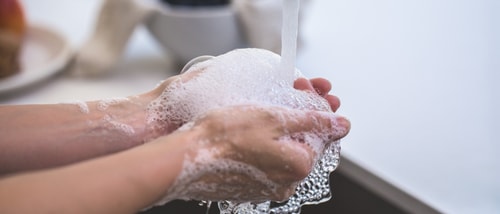 Person washing his hands