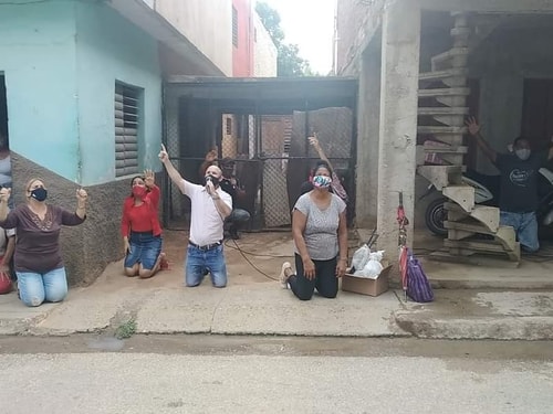Christians in Cuba praying in streets